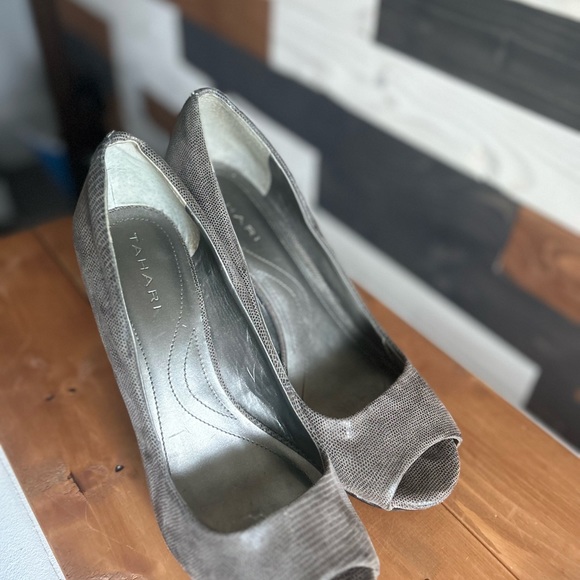 Tahari grey leather peep-toe heels - Picture 6 of 6